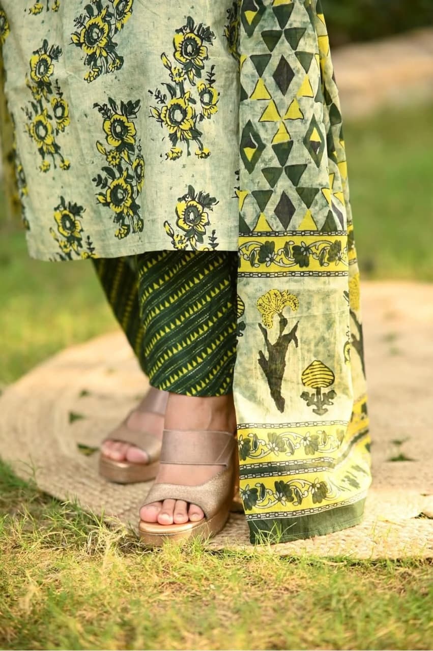 This suit features a stunning combination of light and dark green, and yellow colors(WARED469)