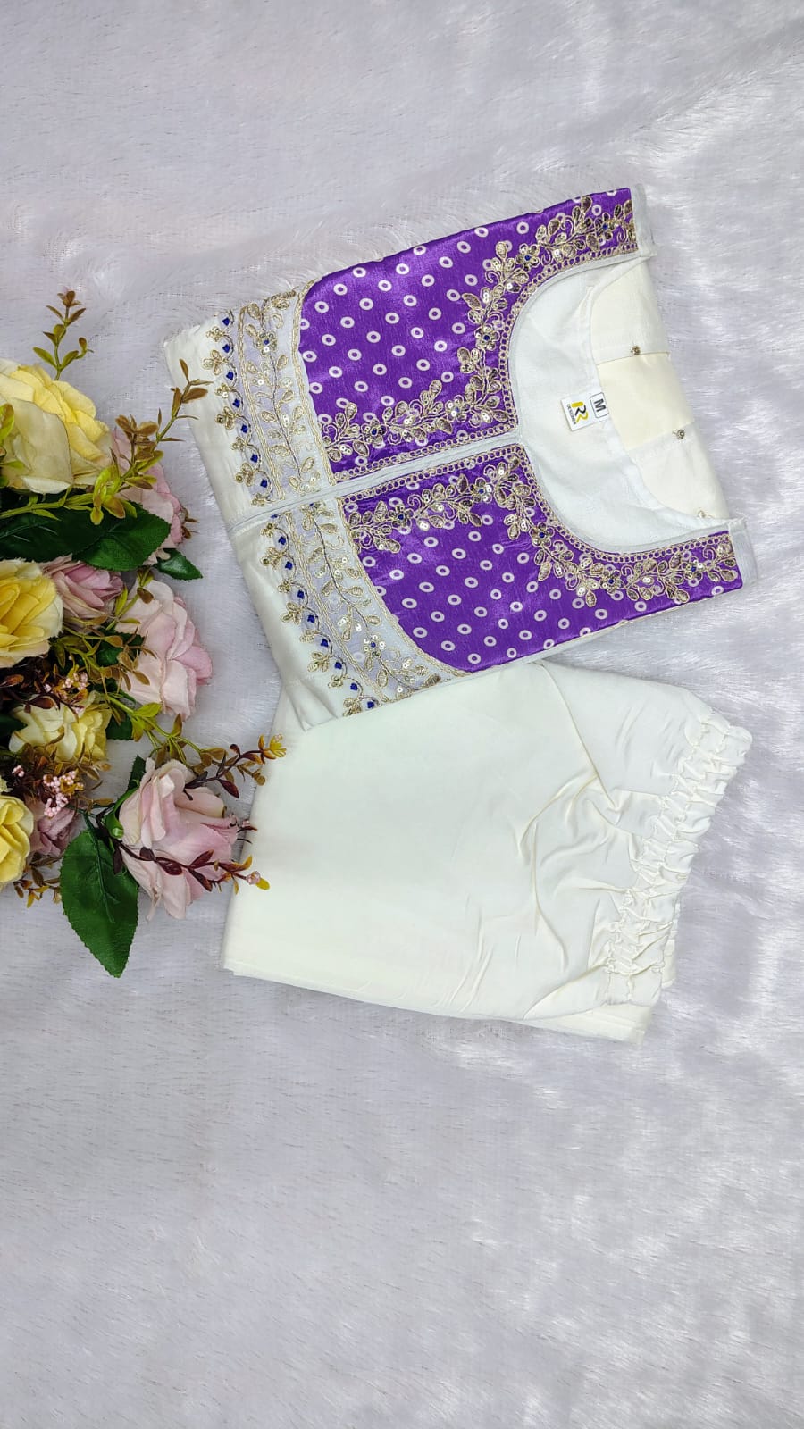 Featuring beautiful Heavy Set which is beautifully decorated Embroidered🪡and work. (RRRD08)