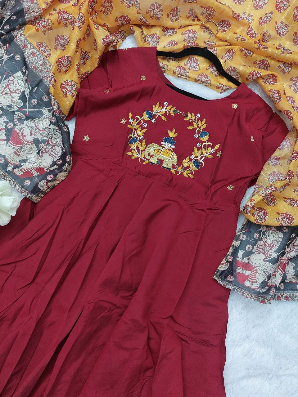 Featuring beautiful Heavy Suit Set which is beautifully decorated with intricate hand elephant 🐘 embroidery work, Zari weaving . (RRRD14)