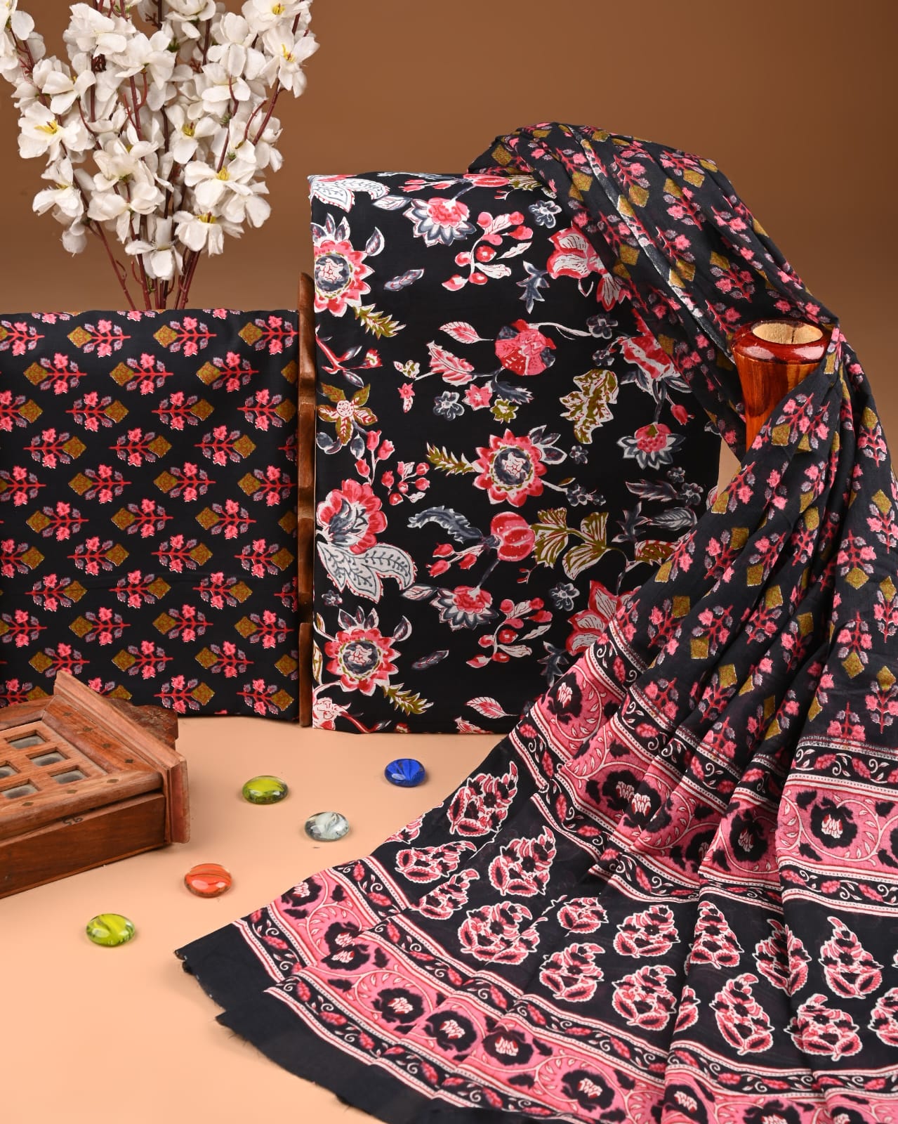 ELEGANT HAND BLOCK PRINT COTTON SUIT SET WITH MULMUL DUPATTA(WACOTMU103)