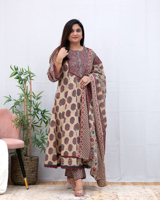 Look straight out of a dreamy movie set as you turn around and walk in this elegant flaired suit ! The perfect of traditional wear(SWRED07)