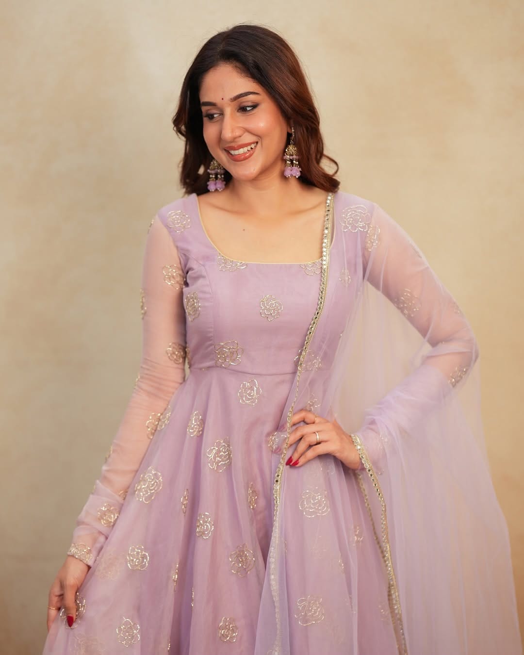 Featuring beautiful Heavy Suit Set which is beautifully decorated Semi Beats 🌼 Work. (RRD02)