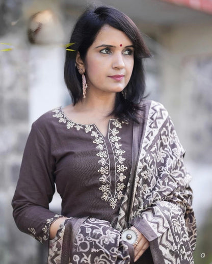 LOOK UR BEST THIS FESTIVE SEASON IN OUR CLASSY AARI EMBROIDERY HANDLOOM SET WITH KHADI SILK KANTHA PRINT DUPATTA(WARED309)
