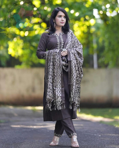LOOK UR BEST THIS FESTIVE SEASON IN OUR CLASSY AARI EMBROIDERY HANDLOOM SET WITH KHADI SILK KANTHA PRINT DUPATTA(WARED309)