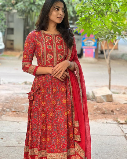 Featuring beautiful Heavy Suit Set which is beautifully decorated with intricate hand embroidery, Zari weaving and prints.(WARED259)