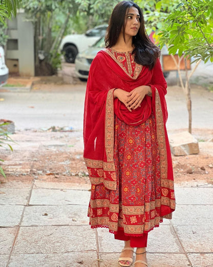 Featuring beautiful Heavy Suit Set which is beautifully decorated with intricate hand embroidery, Zari weaving and prints.(WARED259)