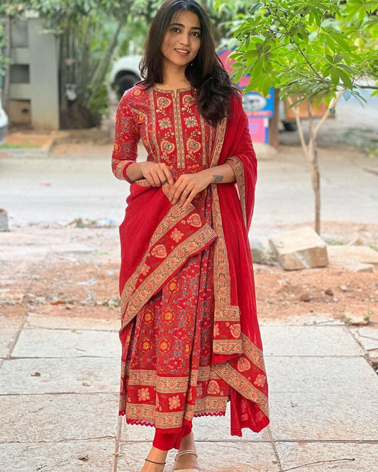Featuring beautiful Heavy Suit Set which is beautifully decorated with intricate hand embroidery, Zari weaving and prints.(WARED259)