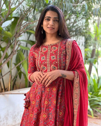 Featuring beautiful Heavy Suit Set which is beautifully decorated with intricate hand embroidery, Zari weaving and prints.(WARED259)