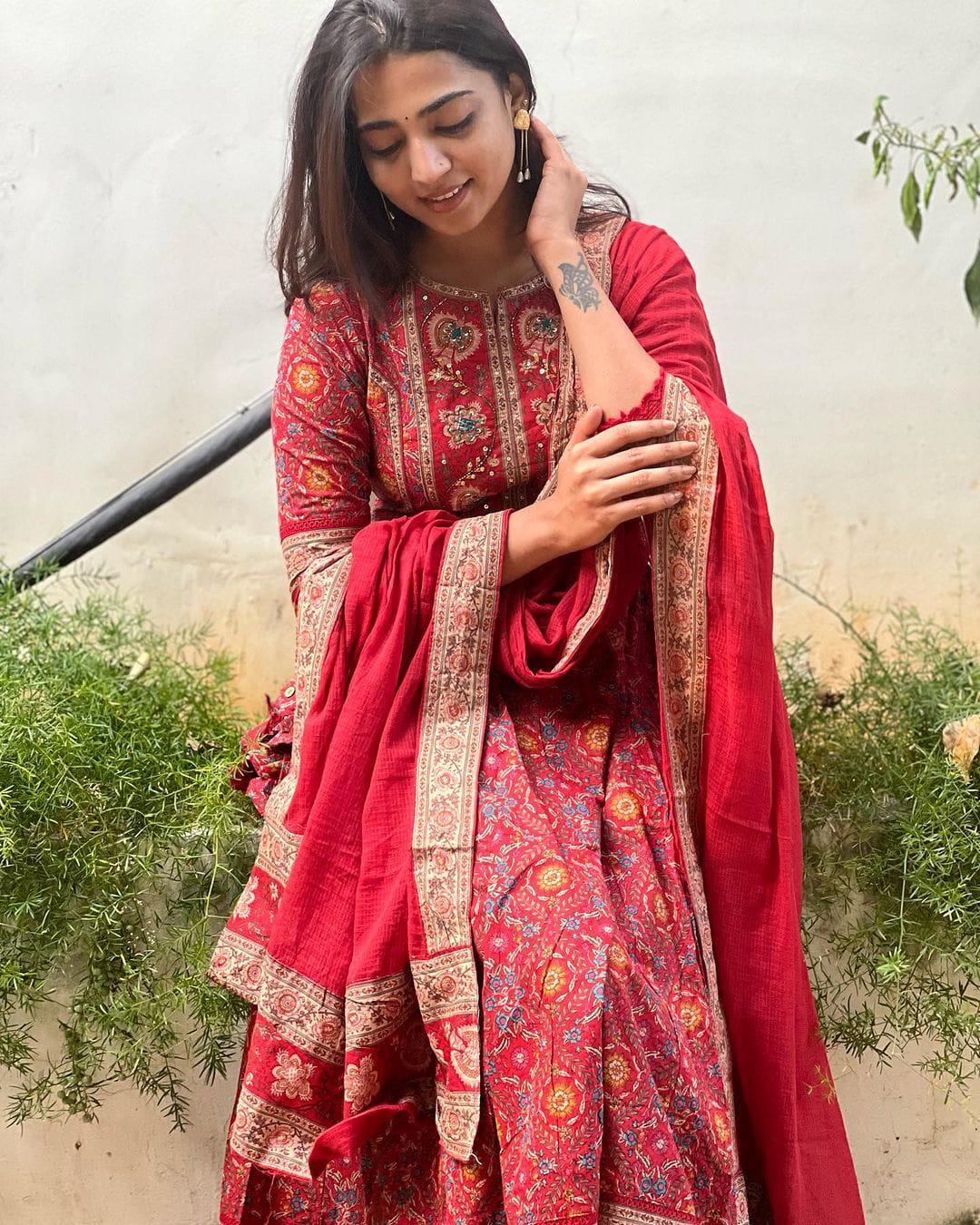 Featuring beautiful Heavy Suit Set which is beautifully decorated with intricate hand embroidery, Zari weaving and prints.(WARED259)
