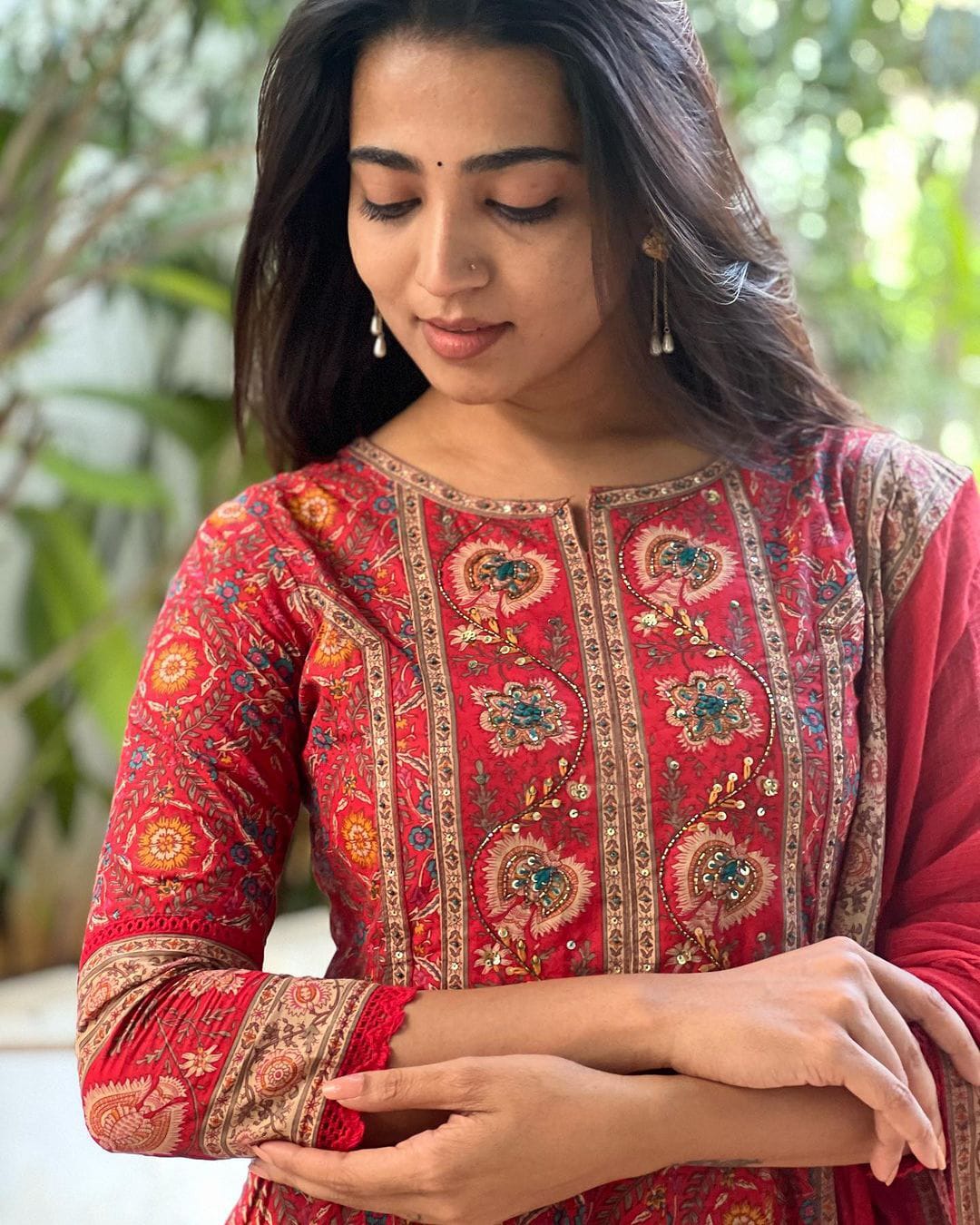 Featuring beautiful Heavy Suit Set which is beautifully decorated with intricate hand embroidery, Zari weaving and prints.(WARED259)