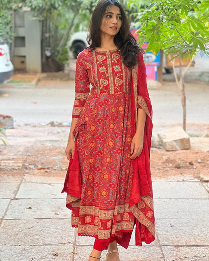 Featuring beautiful Heavy Suit Set which is beautifully decorated with intricate hand embroidery, Zari weaving and prints.(WARED259)