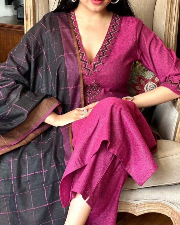 Beautiful premium quality linen duppata enclosed with heavy tassel work on duppata(WARED311)