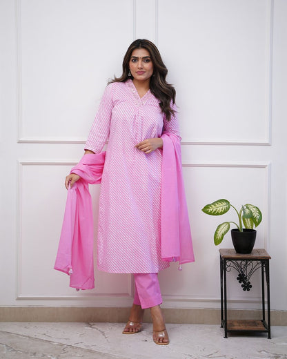 Featuring beautiful Heavy 3pcs Suit which is beautifully decorated with intricate hand embroidery &amp; jari waving. It is paired with matching pants and Lace Dupatta.(WARED299)