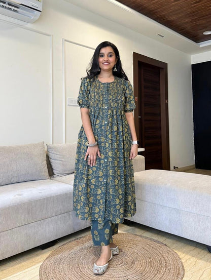 Look straight out of a dreamy movie set as you turn around and walk in this elegant flaired suit ! The perfect of traditional wear(WARED182)