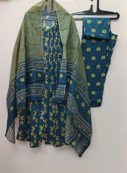 Look straight out of a dreamy movie set as you turn around and walk in this elegant flaired suit ! The perfect of traditional wear(WARED182)