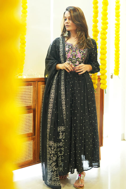 Look straight out of a dreamy movie set as you turn around and walk in this elegant flaired suit ! The perfect of traditional wear(WARED140)