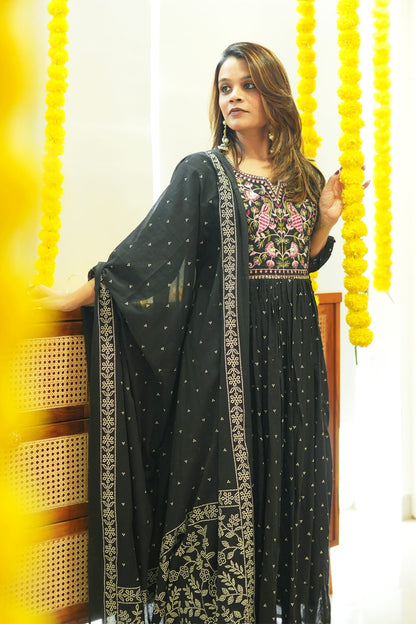 Look straight out of a dreamy movie set as you turn around and walk in this elegant flaired suit ! The perfect of traditional wear(WARED140)