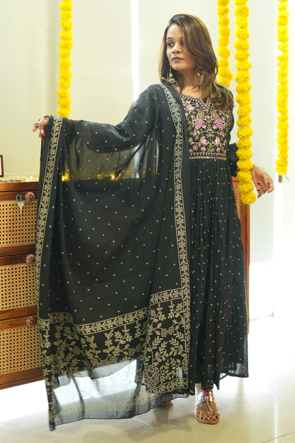 Look straight out of a dreamy movie set as you turn around and walk in this elegant flaired suit ! The perfect of traditional wear(WARED140)