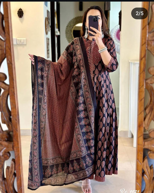 Look straight out of a dreamy movie set as you turn around and walk in this elegant flaired suit ! The perfect of traditional wear(WARED141)
