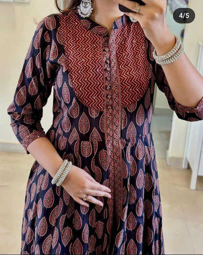Look straight out of a dreamy movie set as you turn around and walk in this elegant flaired suit ! The perfect of traditional wear(WARED141)