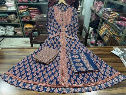 Look straight out of a dreamy movie set as you turn around and walk in this elegant flaired suit ! The perfect of traditional wear(WARED141)
