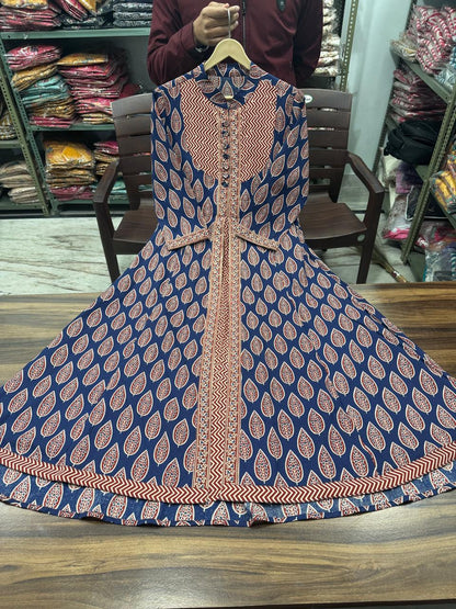 Look straight out of a dreamy movie set as you turn around and walk in this elegant flaired suit ! The perfect of traditional wear(WARED141)