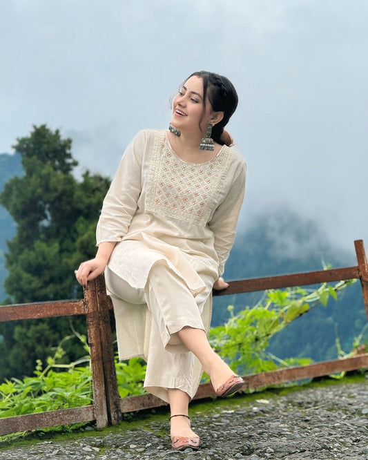 💃 Classy Cotton Flex Off-White Kurta With Embroidered Yoke 💃💃💃(SWCD46)