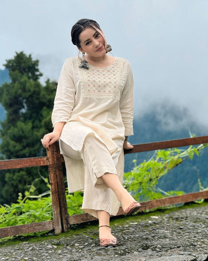 💃 Classy Cotton Flex Off-White Kurta With Embroidered Yoke 💃💃💃(WARED153)