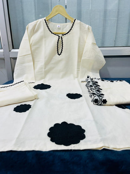 ♦️Off White Short Kurta With Inner Lining, Embroidered Floral Patchwork, Pants Dupatta(WARED154)