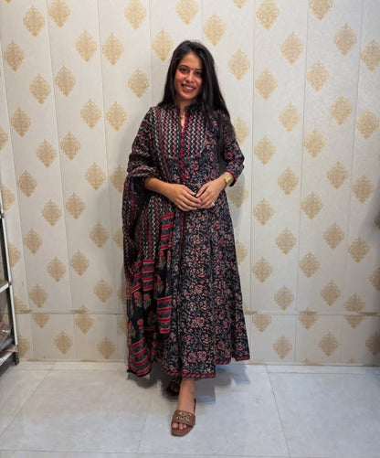 💃*Presenting New Designer Festival Collection In Pure Cotton With Hand And Adda Sequence Work Front Open kurta And Dupatta Set Fully Stitched Ready To Wear💃(WARED161)