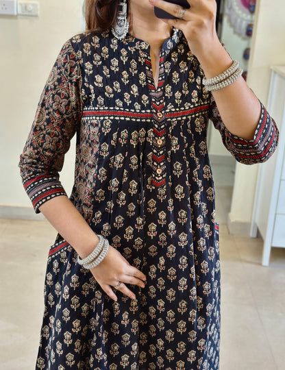 Look straight out of a dreamy movie set as you turn around and walk in this elegant flaired suit ! The perfect of traditional wear (WARED120)