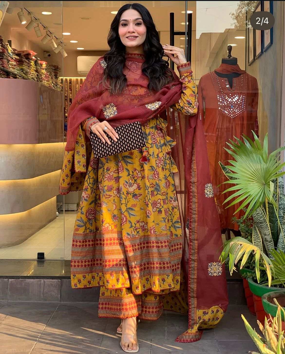 Look straight out of a dreamy movie set as you turn around and walk in this elegant flaired suit ! The perfect of traditional wear  (WARED129)