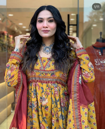 Look straight out of a dreamy movie set as you turn around and walk in this elegant flaired suit ! The perfect of traditional wear  (WARED129)