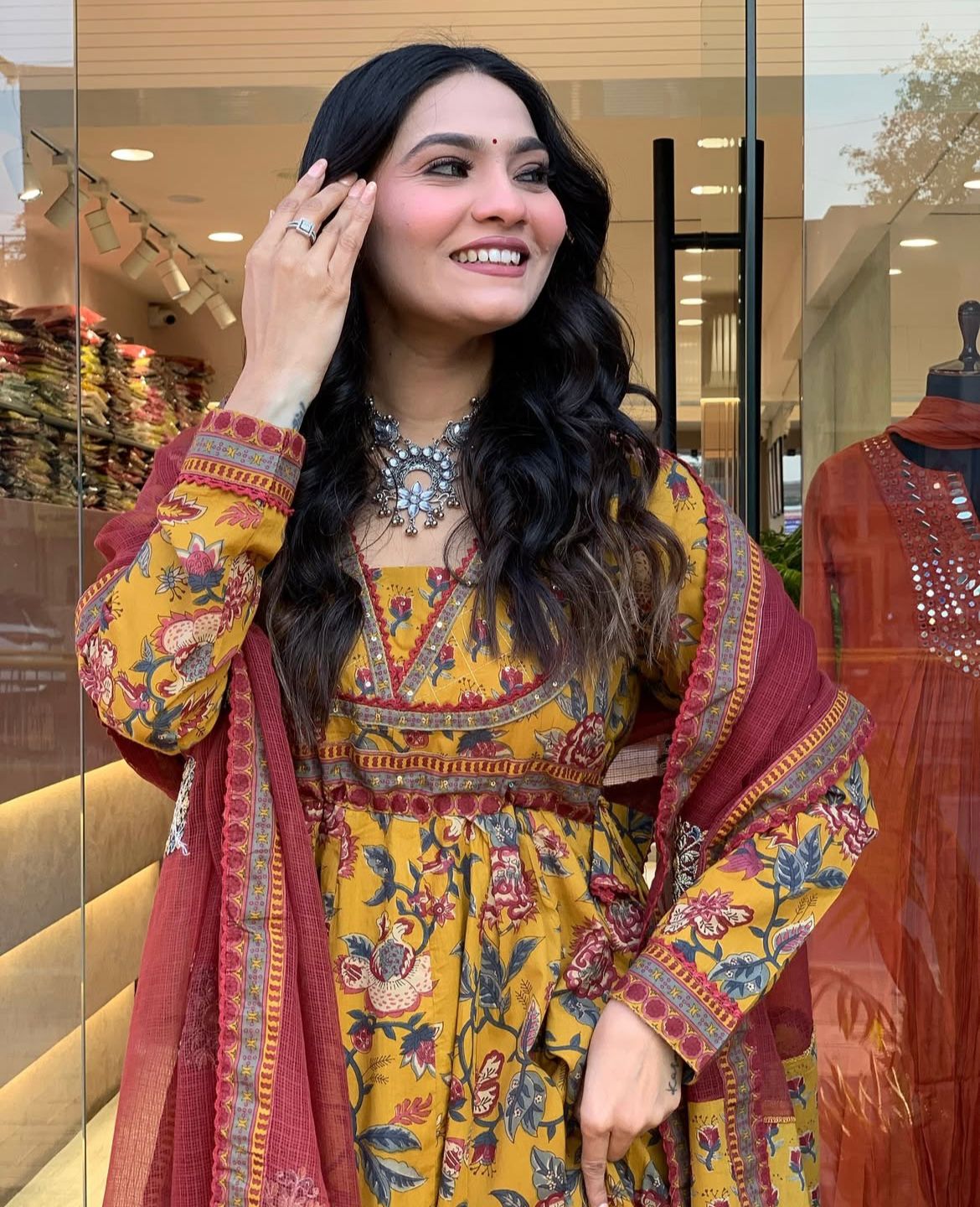 Look straight out of a dreamy movie set as you turn around and walk in this elegant flaired suit ! The perfect of traditional wear  (WARED129)