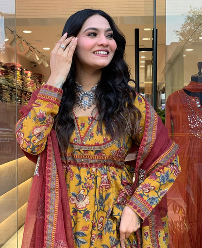 Look straight out of a dreamy movie set as you turn around and walk in this elegant flaired suit ! The perfect of traditional wear  (WARED129)