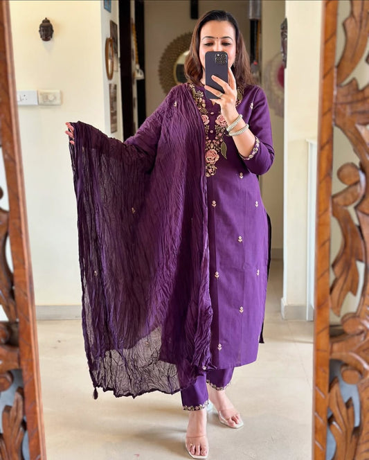 Beautiful pure cotton super dying embroidery suit set.paired up with cotton pant and malmal cotton dupatta with tusels.  (WARED128)