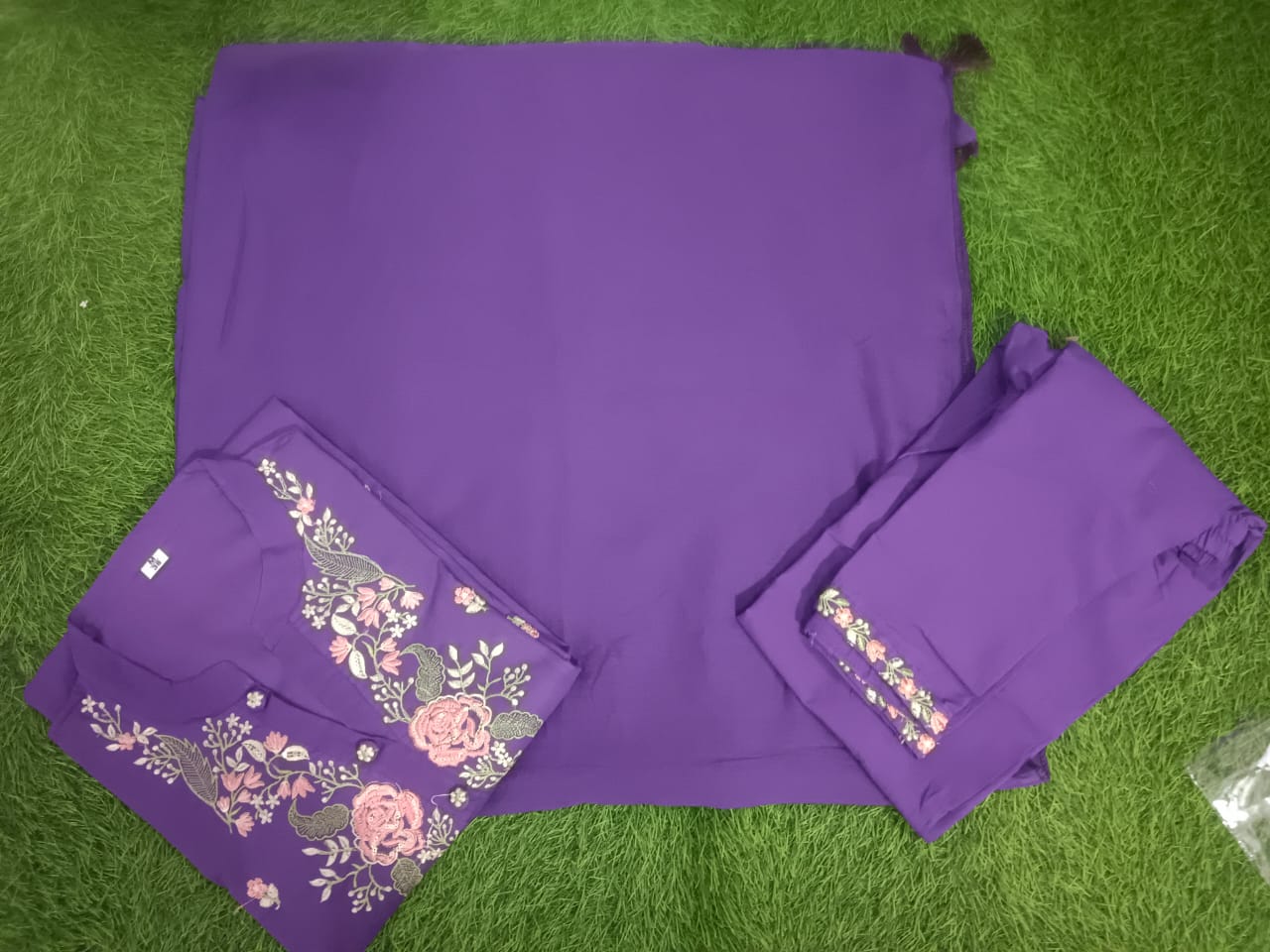 Beautiful pure cotton super dying embroidery suit set.paired up with cotton pant and malmal cotton dupatta with tusels.  (WARED128)