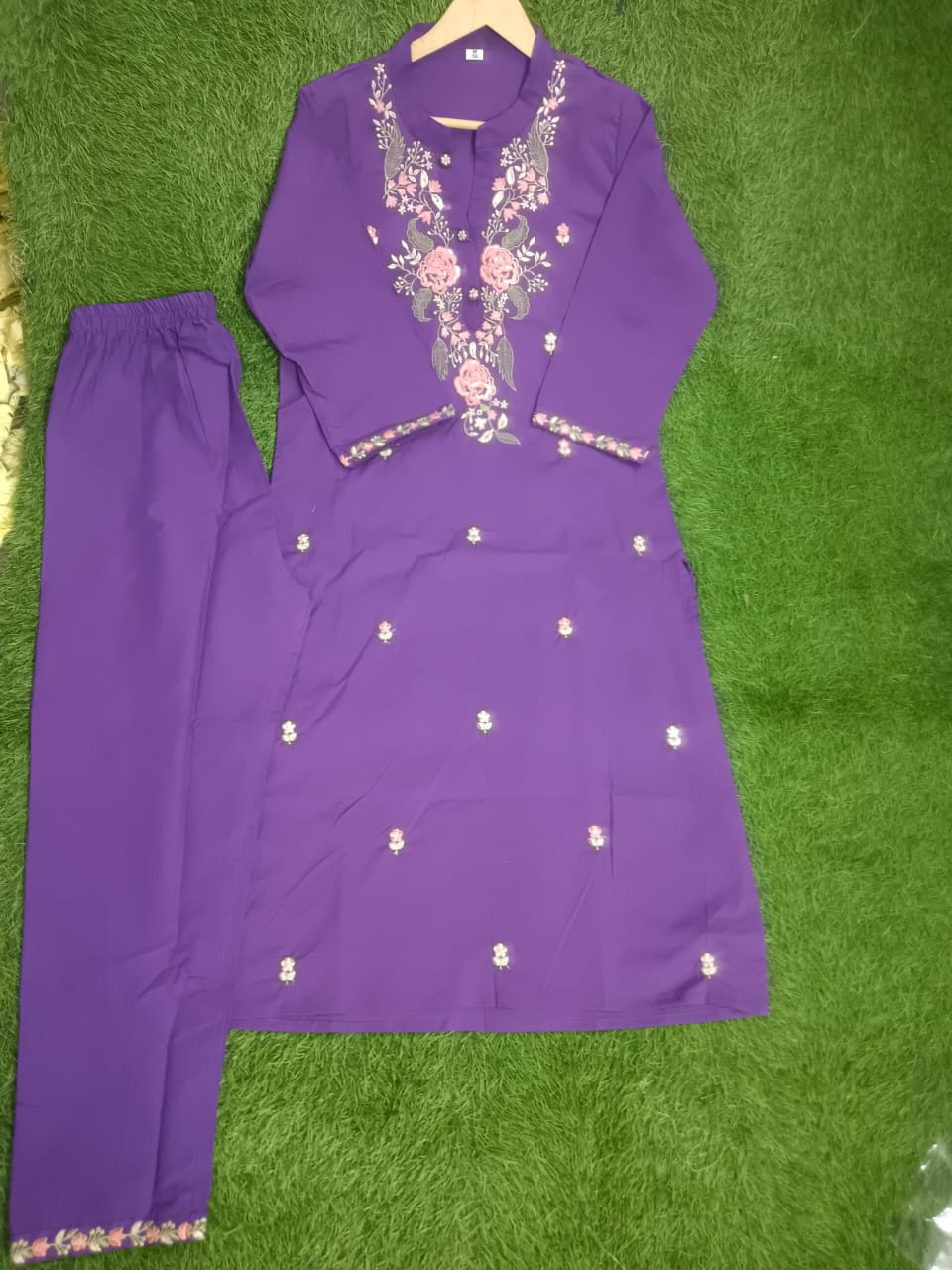 Beautiful pure cotton super dying embroidery suit set.paired up with cotton pant and malmal cotton dupatta with tusels.  (WARED128)