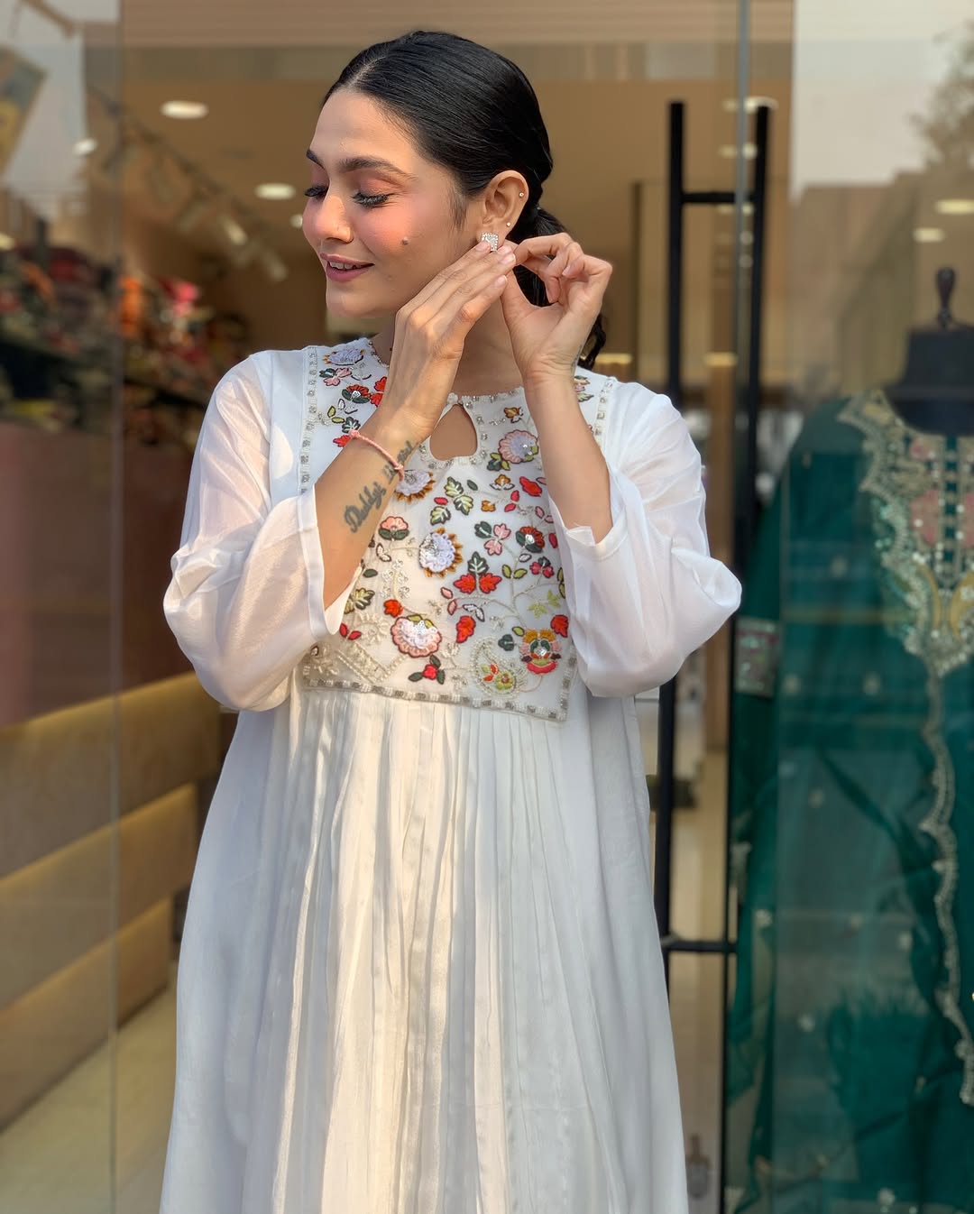 Pure Cotton60-60 super quality kurta with beautiful emb neck yoke &amp; cotton pant with emb full malmal cotton dupatta.  (WARED127)