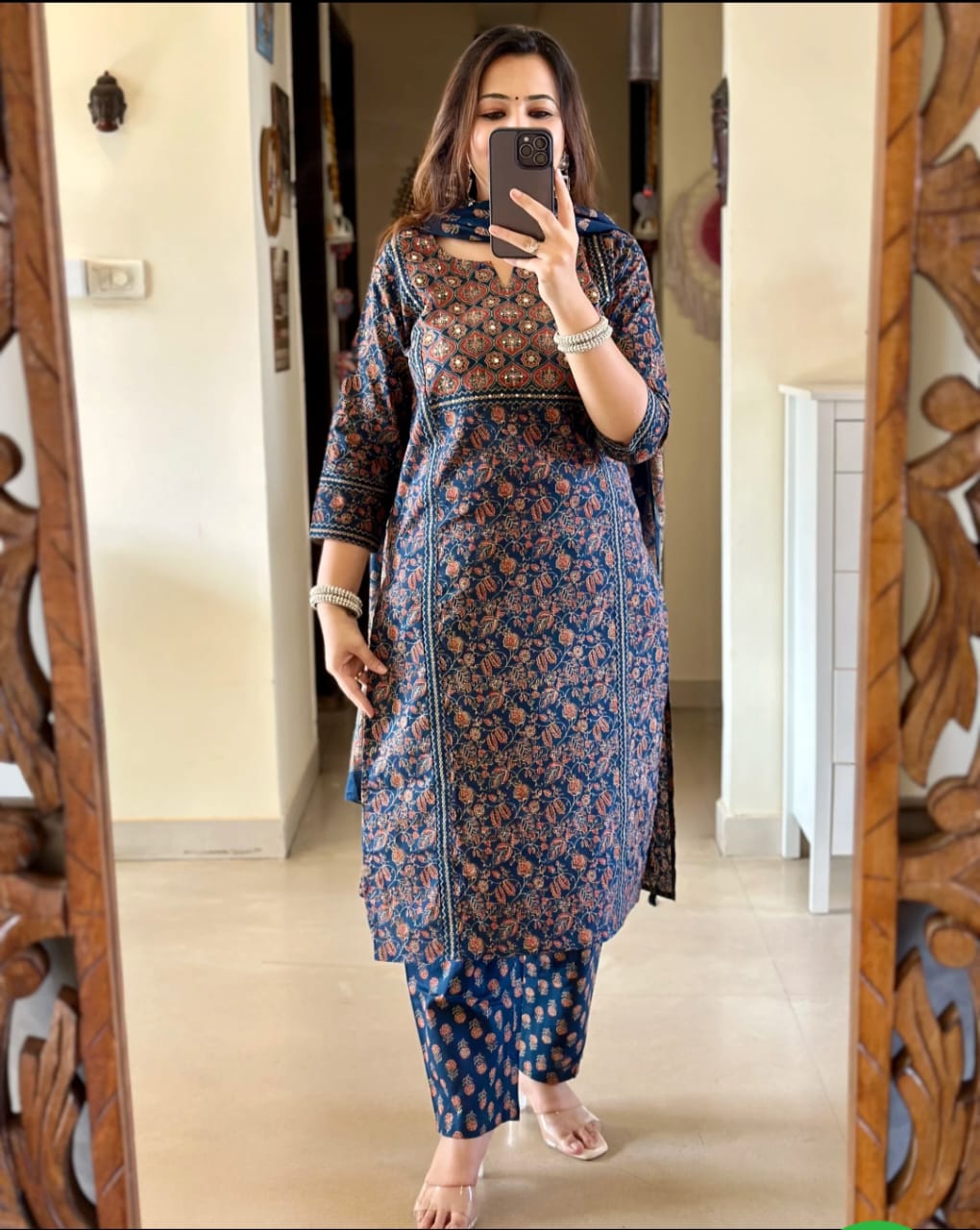 superhit design for festivalseason*  Beautiful Jaipuri Printed Cotton Suit Set Cotton Kurta With Floral Print And Handwork detailing With Panel Work Paired Up With Cotton Pant and Duppatta🥰💫) (WARED118)