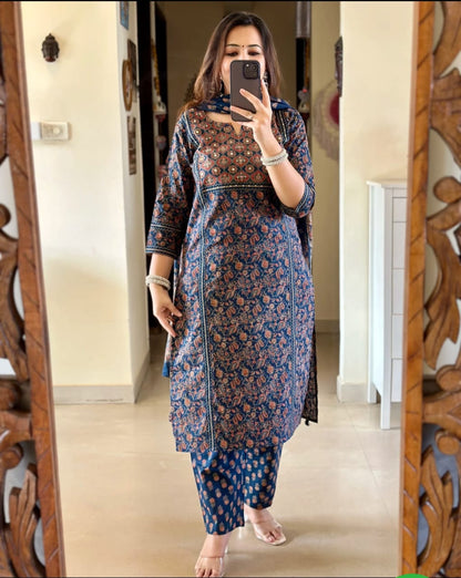 superhit design for festivalseason*  Beautiful Jaipuri Printed Cotton Suit Set Cotton Kurta With Floral Print And Handwork detailing With Panel Work Paired Up With Cotton Pant and Duppatta🥰💫) (WARED118)