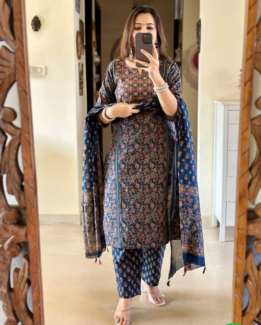 superhit design for festivalseason*  Beautiful Jaipuri Printed Cotton Suit Set Cotton Kurta With Floral Print And Handwork detailing With Panel Work Paired Up With Cotton Pant and Duppatta🥰💫) (WARED118)