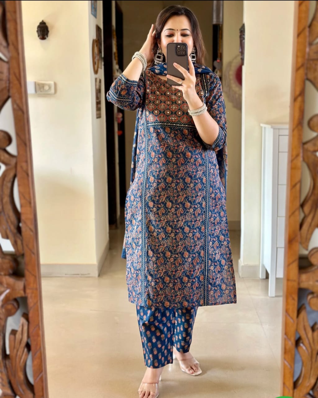 superhit design for festivalseason*  Beautiful Jaipuri Printed Cotton Suit Set Cotton Kurta With Floral Print And Handwork detailing With Panel Work Paired Up With Cotton Pant and Duppatta🥰💫) (WARED118)