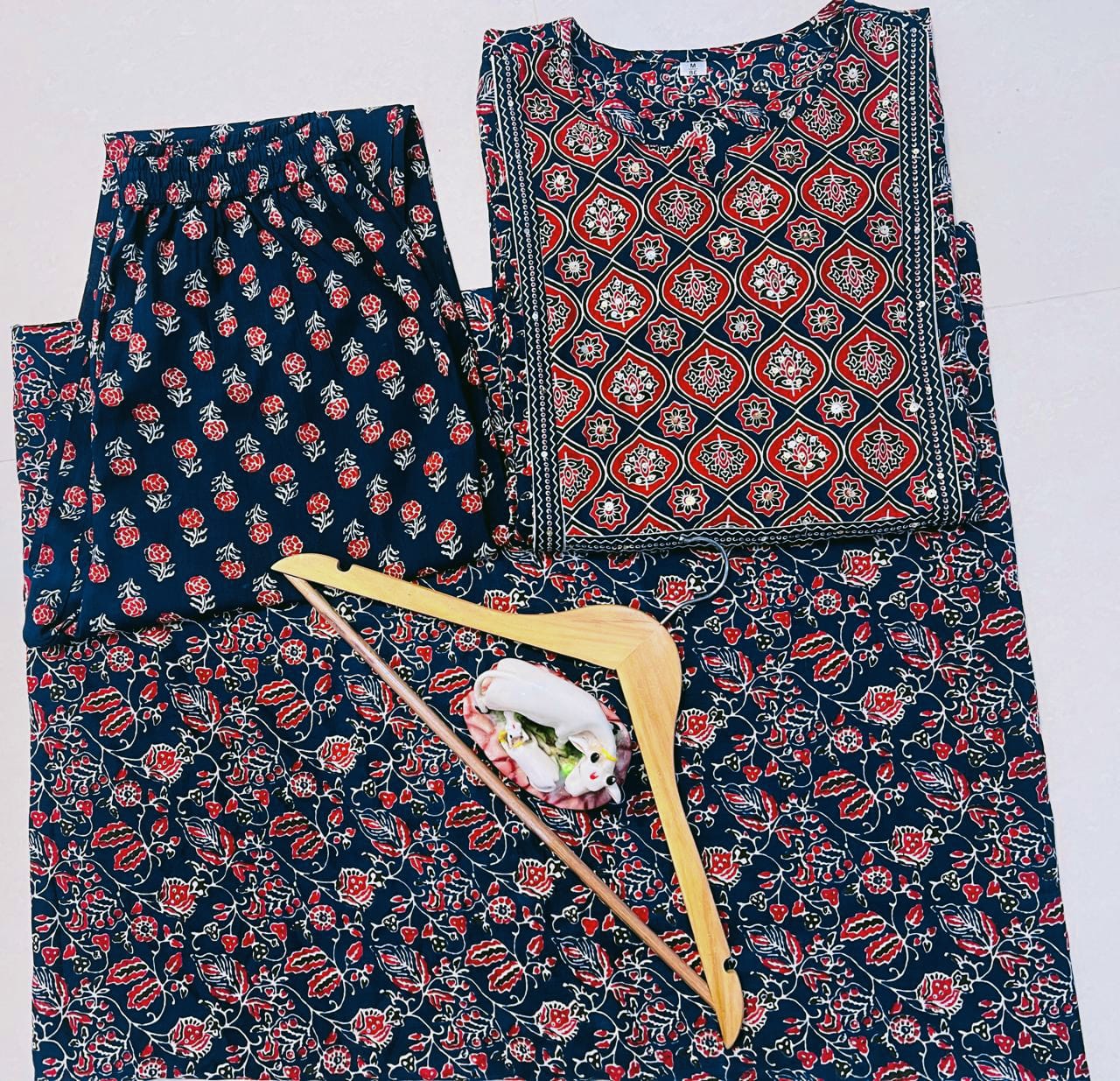 superhit design for festivalseason*  Beautiful Jaipuri Printed Cotton Suit Set Cotton Kurta With Floral Print And Handwork detailing With Panel Work Paired Up With Cotton Pant and Duppatta🥰💫) (WARED118)