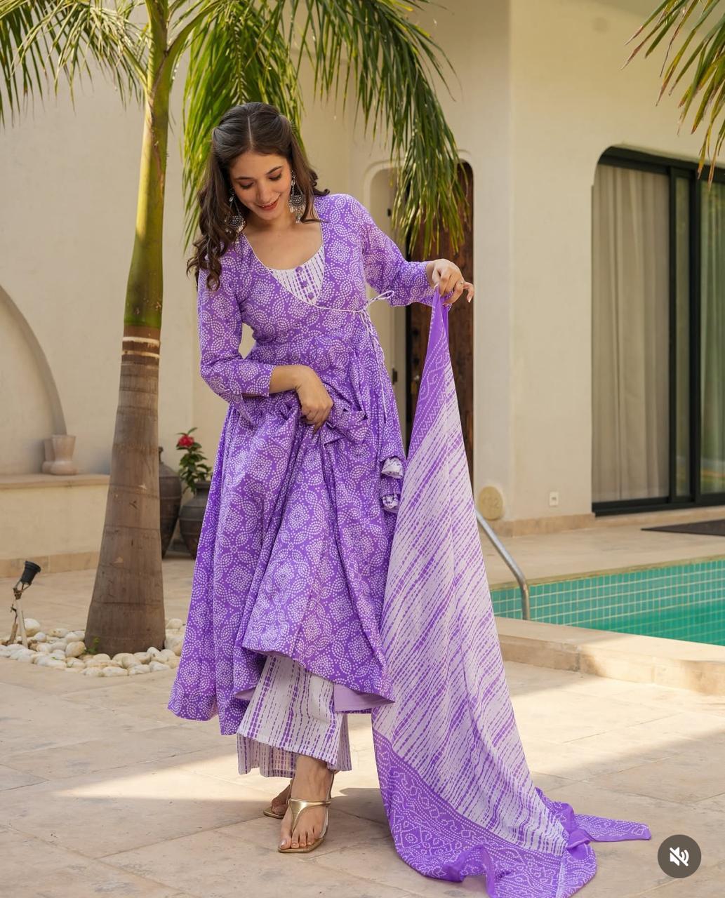 Look straight out of a dreamy movie set as &you turn around and walk in this elegant flaired suit ! The perfect of traditional wear (WARED109)