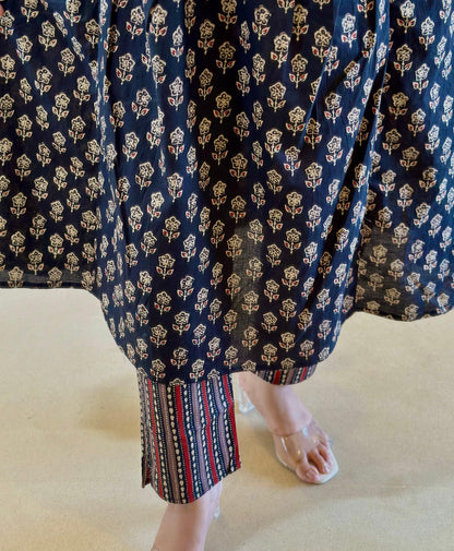Look straight out of a dreMakes an enticing appearance at traditional events by wearing this handloom cotton kurta pant and khadi silk Dupatta set(WARED06)