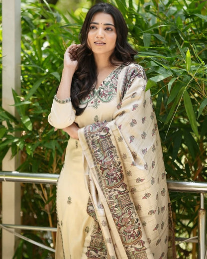 Look straight out of a dreMakes an enticing appearance at traditional events by wearing this handloom cotton kurta pant and khadi silk Dupatta set.(WARED72)