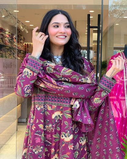 Look straight out of a dreamy movie set as you turn around and walk in this elegant flaired suit ! The perfect of traditional wear(WARED10)