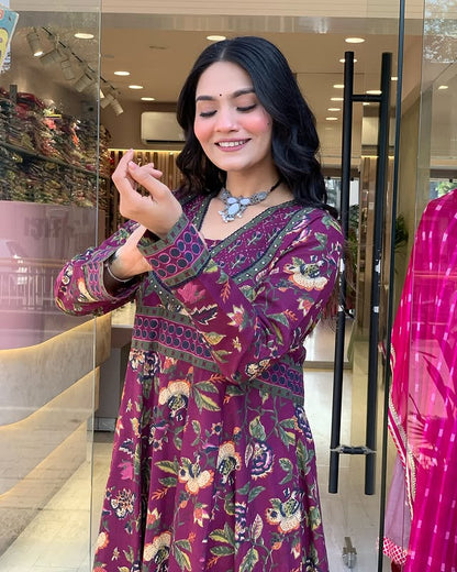 Look straight out of a dreamy movie set as you turn around and walk in this elegant flaired suit ! The perfect of traditional wear(WARED10)