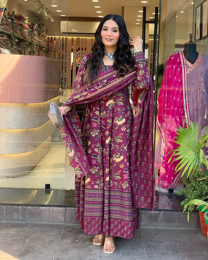 Look straight out of a dreamy movie set as you turn around and walk in this elegant flaired suit ! The perfect of traditional wear(WARED10)
